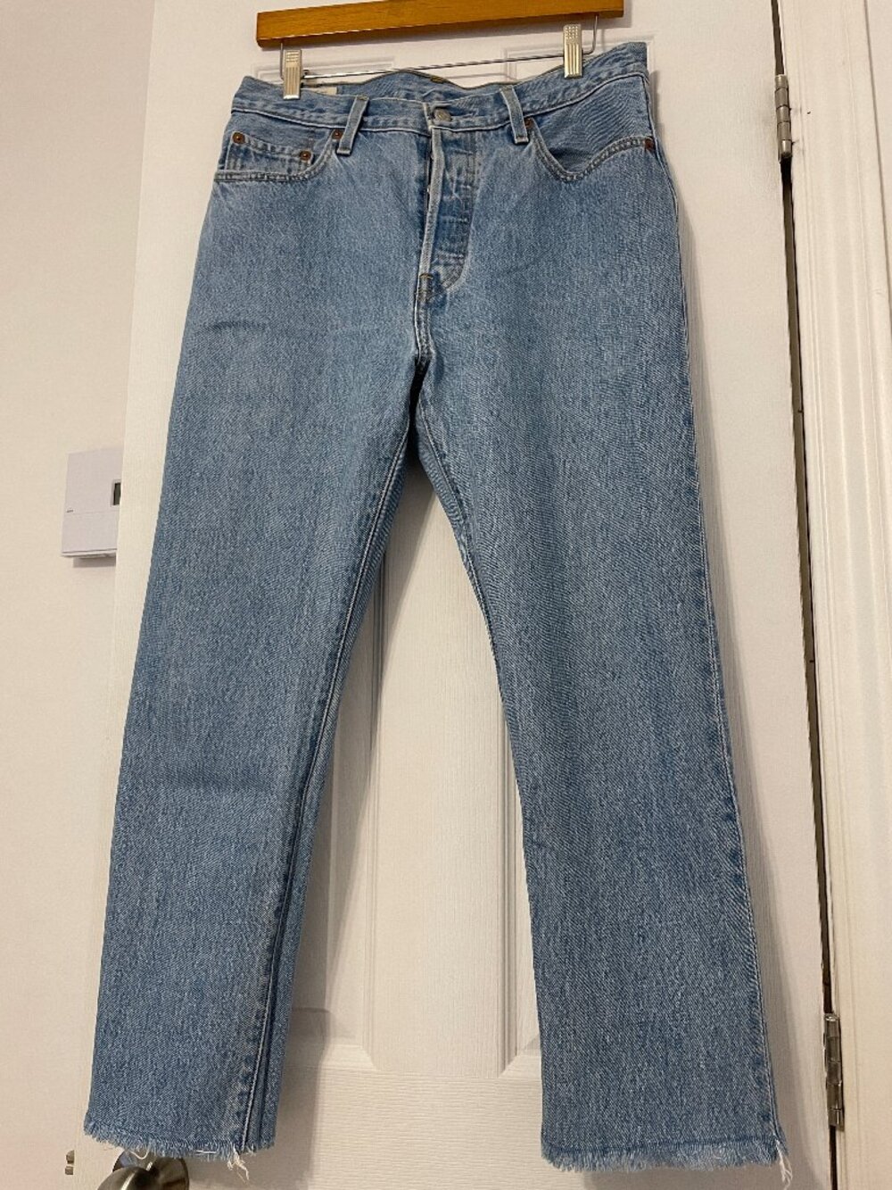 Levis / Light Blue 501 Cropped Jeans With Frayed Hem